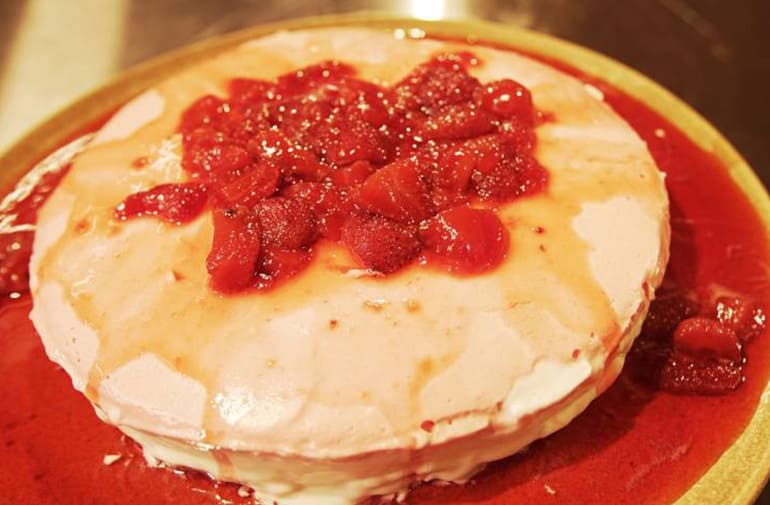 Cheesecake de Sorvete com Calda de Morango