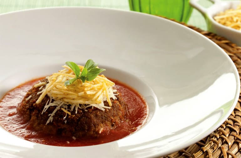 Polpettone Com Molho ao Sugo, Parmesão e Batata Palha