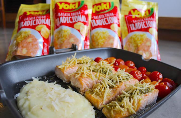Salmão com Purê de Batata e Tomates Confit