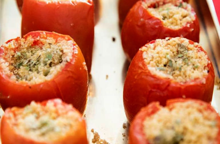 Tomate Assado Recheado com Farofa de Azeitona