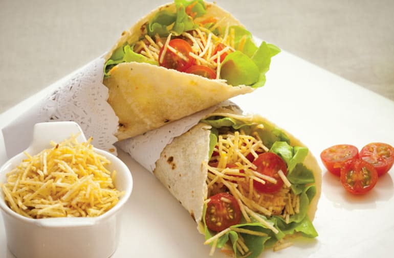 Wrap Peito de Peru, Muçarela, Salada e Palha